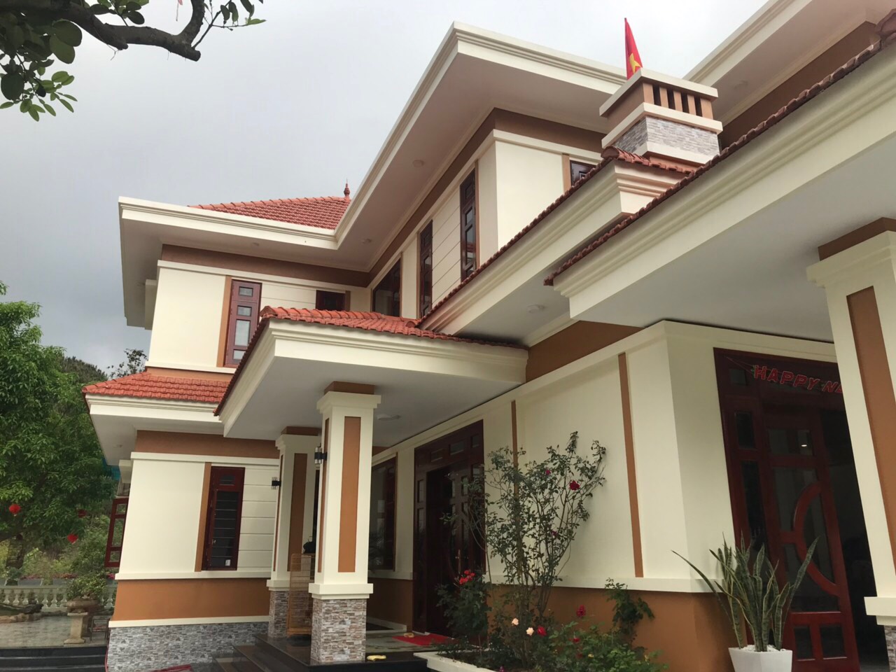 Hình ảnh nhà 2 tầng 150m2 mái thái đẹp